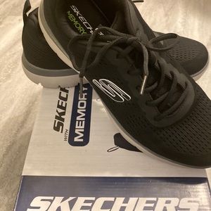 NIB Skechers Memory Foam Shoe / Sneaker, Men's size 9.5